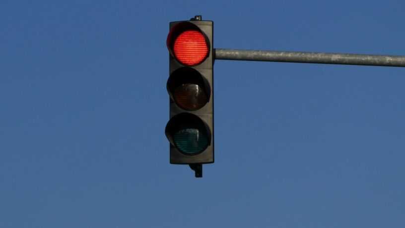 red-color-traffic-light-with-blue-sky-background_77761_442380-816x460.jpg